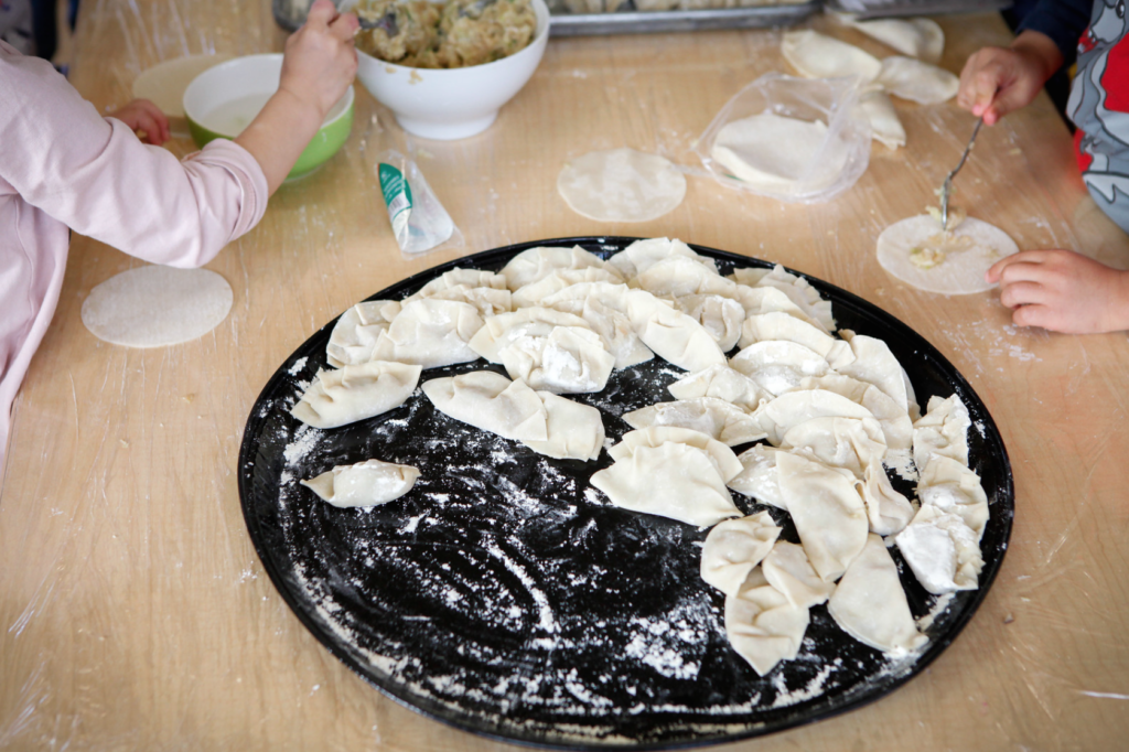 Children learn to make dumplings!